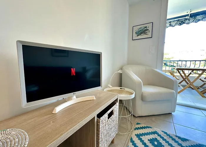 Cozy With Terrace In Appartamento